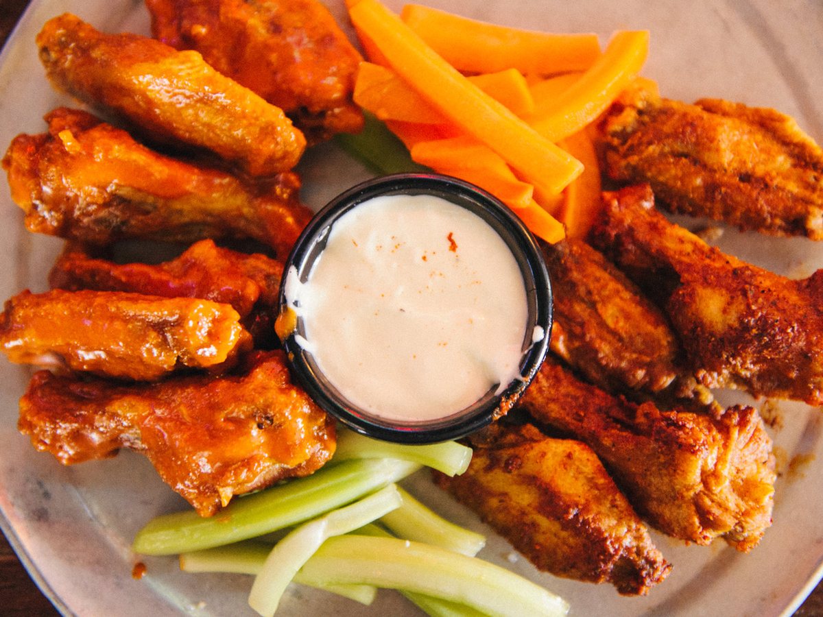 Wings with celery, carrots and dip